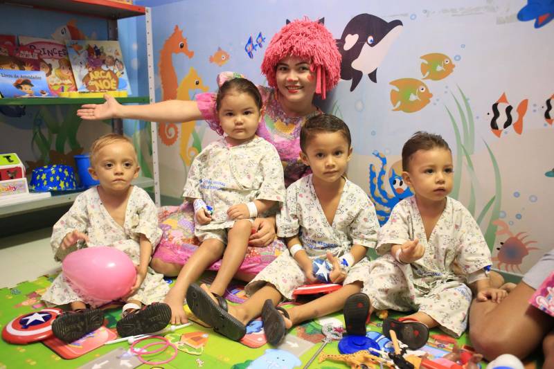 No município de Breves, onde está localizado, o Hospital Regional Público do Marajó (HRPM, na foto), apenas 27,11% das crianças foram vacinadas. O pediatra faz um apelo, “a Poliomielite é uma doença que não tem cura quando adquirida, só a vacinação pode evitar que a doença seja contraída. É um dever dos pais levarem seus filhos aos postos de vacinação para prevenir essa grave doença”, esclarece.
FOTO: ASCOM / HRPM
DATA: 08.07.2018
BREVES - PARÁ <div class='credito_fotos'>Foto: Ascom HRPM | <a href='/midias/2018/originais/1268b6f3-d8b9-4fed-8309-5616ef8bed78.jpg' download><i class='fa-solid fa-download'></i> Download</a></div>