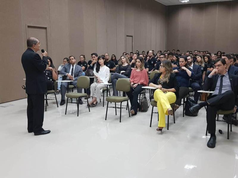 Natural da Bahia, a escrivã Edvane Silva dos Santos, 30 anos, integra a equipe dos novos policiais civis recém-empossados pelo governo do Estado. Ela, que vai trabalhar na Seccional da Cidade Nova, em Marabá, na região sudeste, afirmou estar realizando o sonho de atuar na segurança pública. “Sempre quis ser policial. Estou muito feliz pela oportunidade de ser servidora pública do Estado do Pará, que é o estado que está abrindo muitos concursos, que se preocupa com a segurança pública. Eu espero contribuir para a melhoria da nossa sociedade”, disse Edvane dos Santos. Os novos policiais que reforçarão o efetivo nas regiões Sul e Sudeste do Pará foram apresentados em cerimônia realizada no Carajás Centro de Convenções, em Marabá, com a presença do secretário de Estado de Segurança Pública e Defesa Social, Luiz Fernandes; do secretário Regional de Governo do Sudeste do Pará, Jorge Bittencourt; do delegado-geral da Polícia Civil do Estado, Rilmar Firmino, e de todos os superintendentes das regionais.
FOTO: KÉLIA SANTOS / ASCOM CRGSP
DATA: 29.03.2018
MARABÁ - PARÁ <div class='credito_fotos'>Foto: KÉLIA SANTOS / ASCOM CRGSP | <a href='/midias/2018/originais/126f8f61-2ae4-4712-aaad-87fd09a8b7ec.jpg' download><i class='fa-solid fa-download'></i> Download</a></div>