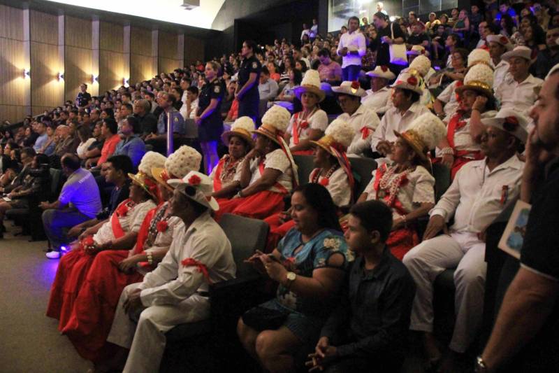 O teatro (foto) é uma construção de arquitetura contemporânea que dialoga com o ecletismo do antigo prédio escolar. Com uma fachada interna revestida com um gigantesco pano de vidro, o edifício abriga espaço com os mais adequados recursos para a apresentação de espetáculos de qualquer natureza, além do teatro, pode receber  eventos culturais em geral. Tem 300 lugares e um palco medindo 14 m  de boca e 7 m de profundidade; 

FOTO: RODOLFO OLIVEIRA / AG. PARÁ
DATA: 16.12.2018
BRAGANÇA - PARÁ <div class='credito_fotos'>Foto: Rodolfo Oliveira/Ag. Pará   |   <a href='/midias/2018/originais/1271e25c-6f19-40e6-a31d-0e3770808ec1.jpg' download><i class='fa-solid fa-download'></i> Download</a></div>