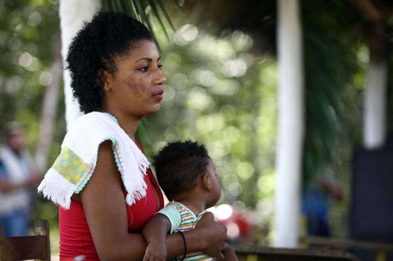 “Ter a posse da terra é a certeza de que nunca iremos perder o nosso direito, que nossos filhos e nossos netos poderão dar continuidade a nossa história em segurança. Foram anos de luta até chegar esse dia, agraciados com a assinatura do nosso título de terra. Só temos a agradecer a todos que fizeram parte disso e a cada um que lutou junto para que hoje isso se tornasse realidade”. A fala emocionada foi de seu Mário Araújo Silva, presidente da Associação Remanescente de Quilombo Espírito Santo, localizada no município do Acará, no nordeste do Estado. Ele assinou, neste sábado (24), junto com o governador Simão Jatene, o título que dá a posse da terra a comunidade. A fala do presidente traduz o sentimento das dezenas de famílias que moram no local, que agora tem a posse legítima do local onde seus antepassados viveram. “Sou filho de mãe negra. Nasci aqui como minha vó, bisavó, que fazem parte da história dessa comunidade que já existe a mais de 300 anos.
FOTO: SIDNEY OLIVEIRA / AG. PARÁ
DATA: 24.03.2018
ACARÁ - PARÁ <div class='credito_fotos'>Foto: Sidney Oliveira/Ag. Pará | <a href='/midias/2018/originais/12742a9d-743f-49bd-89d9-3af7db132443.jpg' download><i class='fa-solid fa-download'></i> Download</a></div>