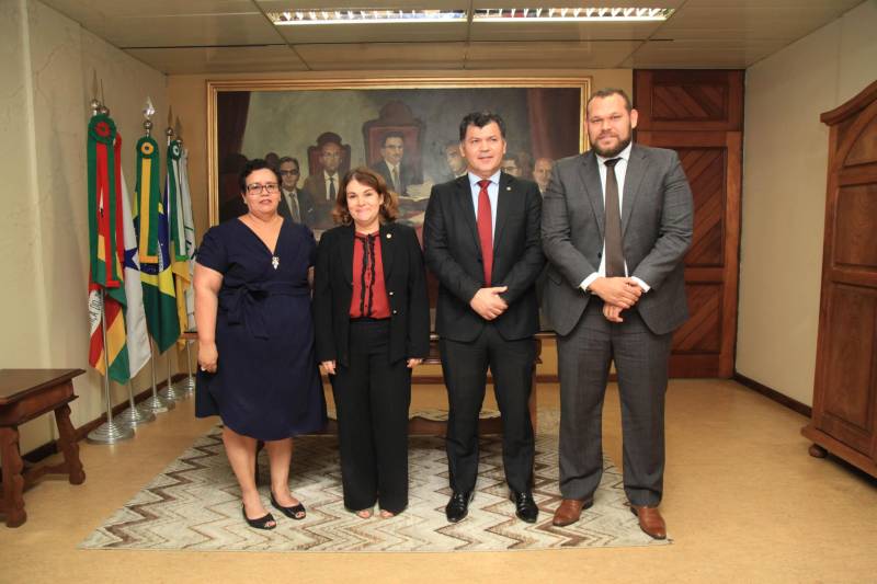 Foi assinado, na tarde desta terça-feira, 3, o Termo de Cooperação Técnica entre as Secretarias de Estado de Justiça e Direitos Humanos (Sejudh) e de Educação (Seduc), Tribunal Regional do Trabalho da 8ª Região e Associação dos Magistrados da Justiça do Trabalho da 8ª Região (Amatra), visando o desenvolvimento de projetos educacionais sobre a erradicação do trabalho escravo e enfrentamento ao tráfico de pessoas. Na foto (E/D), a coordenadora de Ações Educacionais Complementares da Seduc, Rosemary Almeida, a presidente do TRT da 8ª Região, desembargadora Suzy Elizabeth Cavalcante, o presidente da Amatra, Pedro Tupinambá e o secretário de Estado de Justiça e Direitos Humanos do Pará, Michell Mendes Durans. 

FOTO: WAGNER ALMEIDA / ASCOM SEJUDH
DATA: 03.04.2018
BELÉM - PARÁ <div class='credito_fotos'>Foto: Wagner Almeida/ Ascom Sejudh   |   <a href='/midias/2018/originais/12756bbc-d606-4af2-b812-22245f78c062.jpg' download><i class='fa-solid fa-download'></i> Download</a></div>