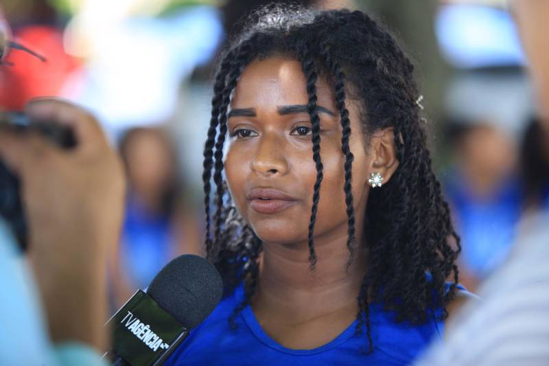 Criado em 2004, o projeto tem o objetivo de auxiliar crianças e jovens dos 8 aos 18 anos, em um período complementar à escola. O programa atende uma média de 2.500 alunos por ano em sete bairros de Belém. São oferecidas atividades de artes, esporte, cultura e lazer. Mas com a intenção de diminuir a evasão escolar, o Pro Paz oferece formas lúdicas de ensino de disciplinas tradicionais como matemática, português e história, como a palestra com o historiador na manhã desta sexta-feira. “Esse trabalho surgiu com o objetivo da prevenção. Queremos tirar esses alunos atendidos da rua, da vulnerabilidade social. Quando eles não estão na escola, eles estão com a gente, protegidos, desenvolvendo atividades e descobrindo suas potencialidades”, disse Mônica Altman, presidente do Pro Paz. Na foto, Jeannifer Cristo, 15 anos.
FOTO: MÁCIO FERREIRA /AG. PARÁ
DATA: 11.05.2018
BELÉM - PARÁ <div class='credito_fotos'>Foto: MÁCIO FERREIRA/ AG. PARÁ | <a href='/midias/2018/originais/127e20dd-1ab9-4c28-b476-76b0f9a88752.jpg' download><i class='fa-solid fa-download'></i> Download</a></div>