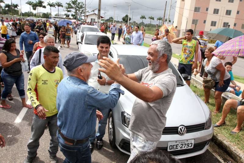 Deve ocorrer a partir da próxima segunda-feira (19) a entrega das chaves aos futuros moradores do Residencial Viver Melhor Marituba, localizado no quilômetro 15 da Rodovia BR-316, em Marituba, região metropolitana de Belém. A cerimônia de inauguração do conjunto, marcada para este sábado (17), foi adiada pela terceira vez pelo Ministério das Cidades, causando transtorno a centenas de pessoas que foram ao local com a promessa de receber o apartamento e começar uma vida nova. O governador Simão Jatene foi ao local esclarecer aos proprietários - muitos vindos de bairros distantes de Belém e Ananindeua - o motivo de mais um adiamento.
FOTO: CRISTINO MARTINS / AG. PARÁ
DATA: 17.02.2017
MARITUBA - PARÁ <div class='credito_fotos'>Foto: Cristino Martins/Ag. Pará | <a href='/midias/2018/originais/127e2115-611f-4ca2-93ae-1f514bf613ce.jpg' download><i class='fa-solid fa-download'></i> Download</a></div>