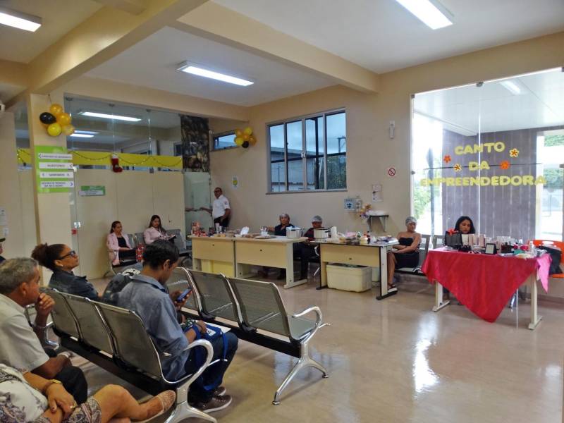 O hall da recepção do Hospital Público Estadual Galileu (HPEG), em Belém, recebeu o último “Canto da Empreendedora” (foto) do ano. A Feira de Empreendedorismo, que é realizada desde setembro de 2017 se encerrou ontem (6). O evento é totalmente voltado para incentivar a geração de renda extra entre as mães de pacientes em tratamento no Hospital Oncológico Infantil Octávio Lobo.

FOTO: ASCOM / HPEG
DATA: 07.12.2018
BELÉM - PARÁ <div class='credito_fotos'>Foto: ASCOM / HPEG   |   <a href='/midias/2018/originais/1281ca45-1297-48f5-ad94-8e2f59c0e203.jpg' download><i class='fa-solid fa-download'></i> Download</a></div>