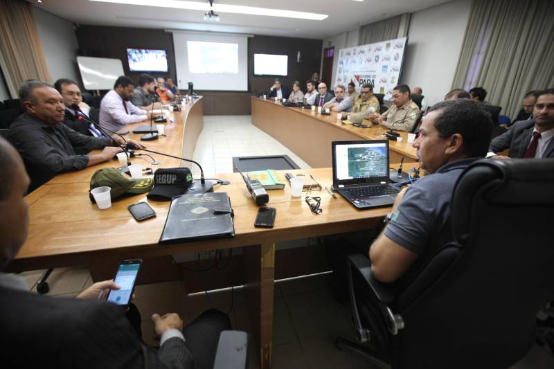 Em reunião realizada na manhã desta segunda-feira (28), na sede da Secretaria de Segurança Pública e Defesa Social do Pará (Segup), órgãos da área de segurança do Estado e de serviços essenciais definiram estratégias de enfrentamento à crise provocada pela greve dos caminhoneiros.

FOTO: RODOLFO OLIVEIRA / AG. PARÁ
DATA: 28.05.2018
BELÉM - PARÁ <div class='credito_fotos'>Foto: Rodolfo Oliveira/Ag. Pará   |   <a href='/midias/2018/originais/1284a6bc-2322-443b-9365-2e136bb747aa.jpg' download><i class='fa-solid fa-download'></i> Download</a></div>