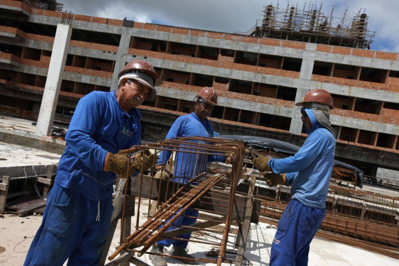 O Hospital Regional de Castanhal, referência para 21 municípios da região nordeste do estado, está com as obras em estágio avançado (foto). A informação foi dada por integrantes do governo do estado que visitaram as obras do hospital nesta quarta-feira, 20. "Será um grande e moderno hospital preparado para atendimentos de alta e média complexidades, muito bem equipado", disse o secretário de Saúde do Estado, Vitor Mateus, que acompanhou o governador durante a visita, ao lado do secretário estadual de Obras, Rui Klautau de Mendonça e do prefeito de Castanhal, Pedro Coelho, que aprovou o projeto. "Um dos nossos maiores problemas na área de saúde vai finalmente ter solução", disse o prefeito. "Muitas vezes, em casos graves, temos de deslocar os pacientes para Belém ou Paragominas, sob risco deles não suportarem a viagem. Com esse hospital, que vai ter inclusive tratamento oncológico, isso não será mais necessário" completou Pedro Coelho. 

FOTO: ANTÔNIO SILVA / AG. PARÁ
DATA: 20.06.2018
BELÉM - PARÁ <div class='credito_fotos'>Foto: Antônio Silva/Ag. Pará   |   <a href='/midias/2018/originais/12857089-7405-47e2-ba7c-86a5574ae705.jpg' download><i class='fa-solid fa-download'></i> Download</a></div>