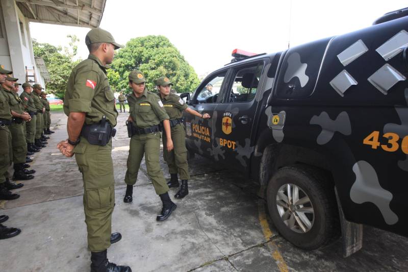 “A sociedade está prestes a receber novos policiais, profissionais prontos e treinados para defender o cidadão. Mesmo ainda não tendo encerrado o curso, já me sinto um PM. A instituição pode ter certeza que estarei sempre de pronto-emprego para atender no que ela precisar de mim”. A fala do aluno do Centro de Formação, dita nesta segunda-feira (7) durante uma aula do Curso de Formação e Aperfeiçoamento de Praças (CFAP) da Polícia Militar do Pará, demonstra o sentimento dos cerca de 2 mil homens e mulheres que estão próximos de encerrar o curso e iniciar seus trabalhos nas ruas. Em Belém, na sede do CFAP, estão em fase de conclusão da formação, cerca de 500 alunos (foto), entre homens e mulheres. Já no interior do Estado, outros 1. 500 passam pelo curso que também acontece nos municípios Conceição do Araguaia, Itaituba, Santarém, Marabá, Parauapebas, Castanhal, Santa Izabel do Pará, Tucuruí, Paragominas, Capanema, Bragança, Altamira, Barcarena, Soure e Breves. A previsão é que no início de agosto deste ano, todos já estejam efetivamente nas ruas. Aprovados no último concurso público da instituição, os futuros policiais estão desde outubro de 2017 participando de um novo modelo formação. De acordo com o major Arthur Silva, sub-comandante do CFAP, a mudança na grade do curso quase dobrou o número de horas aula.
FOTO: RODOLFO OLIVEIRA / AG. PARÁ
DATA: 08.05.2018
BELÉM - PARÁ <div class='credito_fotos'>Foto: Rodolfo Oliveira/Ag. Pará | <a href='/midias/2018/originais/1287e12e-e205-442b-acca-2ee64046b2d4.jpg' download><i class='fa-solid fa-download'></i> Download</a></div>