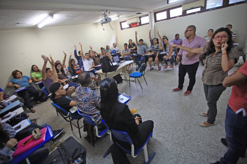 Incluir pessoas com algum tipo de deficiência no cotidiano das cidades tem sido um desafio para todos os governos. No Pará não é diferente. Mas o governo do Estado tem atuado nas várias áreas e, mais especificamente, no que se refere a inclusão de pessoas surdas, por meio da formação de profissionais capacitados para atuar junto a esse público. Uma das primeiras medidas tomadas foi a mudança no curso de Letras/Libras ofertado pela Universidade do Estado do Pará (Uepa). A graduação até o ano de 2008 era apenas na modalidade à distância. A partir de 2012, passou a ser presencial, com oferta do curso no vestibular da instituição com 40 vagas.
FOTO: RODOLFO OLIVEIRA / AG. PARÁ
DATA: 02.04.2018
BELÉM - PARÁ <div class='credito_fotos'>Foto: Rodolfo Oliveira/Ag. Pará | <a href='/midias/2018/originais/12891861-1ce4-4a8c-a6d6-8e7c21d1f258.jpg' download><i class='fa-solid fa-download'></i> Download</a></div>