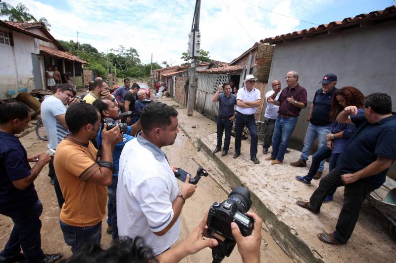 O Governador do Pará, Simão Jatene, esteve durante esta sexta-feira (13) no município de Paragominas. Além de visitar as áreas afetadas pela enxurrada que ocorreu na madrugada da quinta-feira (12), ele conversou com moradores atingidos, reuniu com autoridades municipais, secretários de estado, com o Corpo de Bombeiros e a Defesa Civil para traçar as metas e ações a serem cumpridas para restabelecer a normalidade na cidade. A forte enxurrada, que durou toda a madrugada, alagou cerca de 40% da cidade e atingiu 350 famílias. Até o momento, 13 locais foram adequados para funcionar como abrigo, entre escolas, associações, ginásios, entre outros, para receber desabrigados e desalojados.

FOTO: SIDNEY OLIVEIRA / AG. PARÁ
DATA: 13.04.2018
PARAGOMINAS - PARÁ <div class='credito_fotos'>Foto: Sidney Oliveira/Ag. Pará   |   <a href='/midias/2018/originais/12959df9-ab3c-4519-bda6-1011fcacfd35.jpg' download><i class='fa-solid fa-download'></i> Download</a></div>