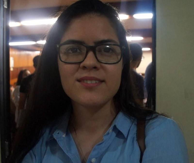 Mais de 120 Unidades Policiais, entre Seccionais, Delegacias e Unidades Integradas de Polícia, situadas em 111 municípios do Pará, receberão novos policiais civis, das categorias de escrivão, investigador e papiloscopista, aprovados no último concurso público. Ao todo, 474 policiais civis das três categorias concluíram o certame e foram empossados. Nesta sexta-feira (23), a Polícia Civil realizou a lotação dos servidores públicos, no auditório A, da Delegacia-Geral, em Belém. Foi quando os agentes policiais escolheram os locais de trabalho no interior do Estado. Além das lotações, os novos policiais civis receberam as armas e demais materiais de trabalho para iniciar as atividades. O procedimento de lotação teve início pela manhã e se estendeu por todo o dia. Na foto, Beatriz Almeida, nova escrivã de Polícia.
FOTO: ASCOM / POLÍCIA CIVIL
DATA: 23.03.2018
BELÉM - PARÁ <div class='credito_fotos'>Foto: Ascom / Polícia Civil | <a href='/midias/2018/originais/129792bd-fe55-4e83-a080-4285652953a3.jpg' download><i class='fa-solid fa-download'></i> Download</a></div>