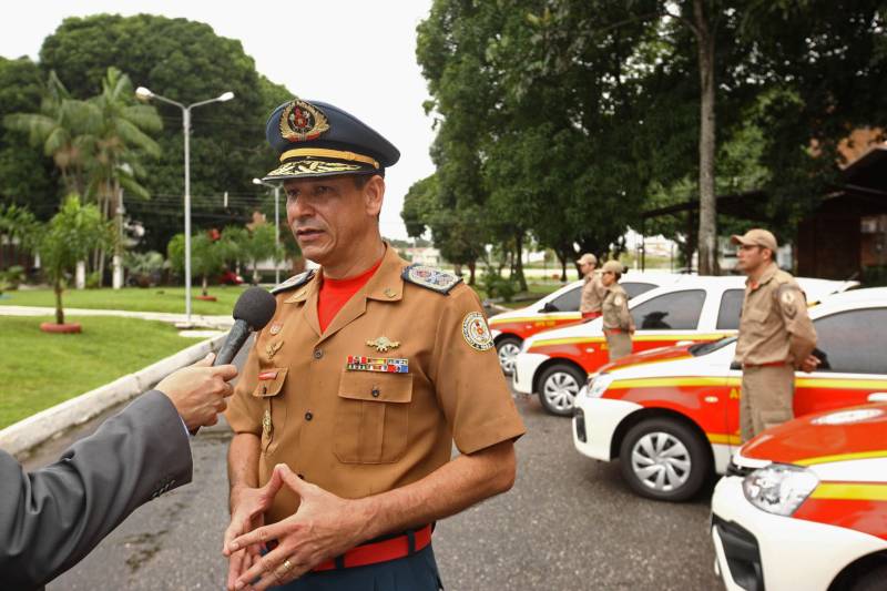 Na mesma cerimônia que entregou as viaturas para serviços de vistoria, o governador Simão Jatene fez uma visita técnica às instalações da nova Policlínica ao Corpo de Bombeiros Militar do Estado. Um prédio no Quartel do Comando Geral da corporação foi reformado e adaptado para receber a Policlínica, que oferta assistência médico-odontológico, psicológico e de primeiros socorros aos bombeiros militares e seus dependentes. Na foto, o comandante-geral do Corpo de Bombeiros Militar do Pará, coronel Zanelli Nascimento.
FOTO: IGOR BRANDÃO / AG. PARÁ
DATA: 15.03.2018
BELÉM - PARÁ <div class='credito_fotos'>Foto: IGOR BRANDÃO / AG. PARÁ | <a href='/midias/2018/originais/129a4512-e7ac-43c1-bf0a-f0eff0f33550.jpg' download><i class='fa-solid fa-download'></i> Download</a></div>