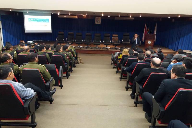 A primeira reunião estratégica de segurança entre o novo titular da Secretaria de Estado de Segurança Pública e Defesa Social (Segup), Luiz Fernandes Rocha (falando), delegados da Polícia Civil e comandantes intermediários e de Unidades da Polícia Militar ocorreu na manhã desta quarta-feira (7), no auditório da Delegacia Geral, em Belém.
FOTO: ASCOM PMPA
DATA: 07.03.2018
BELÉM - PARÁ <div class='credito_fotos'>Foto: Ascom PMPA | <a href='/midias/2018/originais/12a38ff7-f2c7-48bd-af54-5f0bddb2a20e.jpg' download><i class='fa-solid fa-download'></i> Download</a></div>