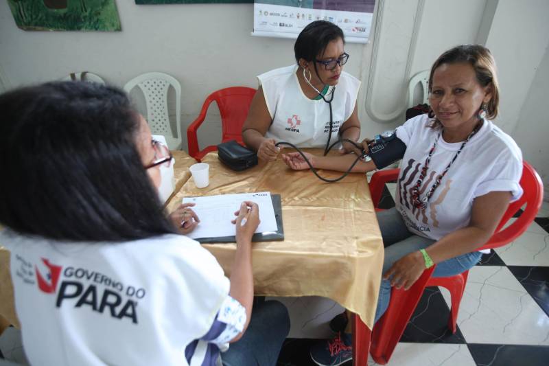 Mais de 400 lideranças de povos tradicionais de matrizes africanas, remanescentes quilombolas e indígenas estão reunidos em Belém, em um hotel da cidade, para a IV Conferência Estadual de Promoção da Igualdade Racial (Conepir).
FOTO: RODOLFO OLIVEIRA / AG. PARÁ
DATA: 28.03.2018
BELÉM - PARÁ <div class='credito_fotos'>Foto: Rodolfo Oliveira/Ag. Pará | <a href='/midias/2018/originais/12b61c6c-37c1-4621-86ba-5eae011940df.jpg' download><i class='fa-solid fa-download'></i> Download</a></div>