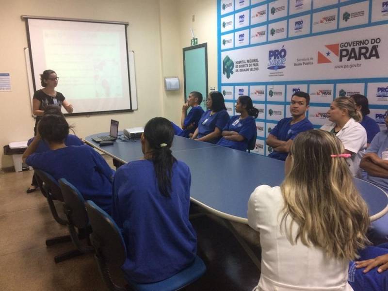 No Hospital Regional do Sudeste do Pará - Dr. Geraldo Veloso (HRSP), em Marabá (PA), desde um simples curativo a uma cirurgia de alta complexidade, o atendimento aos pacientes segue protocolos rigorosos. Essa rotina faz parte da cultura de segurança do paciente, disseminada a todos os profissionais que atuam na unidade, com o objetivo de evitar erros durante a assistência. Para reforçar a importância dessas medidas, neste mês, a unidade realizou a sua II Semana Multiprofissional, cujo tema foi 'Segurança do Paciente: Meta Pai D'égua'. A programação envolveu colaboradores de todos os setores, mesmo aqueles que não atuam diretamente na assistência. Segundo o diretor-geral da unidade, Valdemir Girato, essa integração é fundamental para a qualidade do atendimento. 'Quando se trata de assistência, é preciso que todos falem a mesma língua e estejam unidos em prol do bem-estar do paciente. A atenção a cada detalhe, protocolo e procedimento é essencial para um atendimento qualificado e seguro, e isso independe da função do profissional na unidade. Todos estão ali cumprindo uma mesma missão: cuidar de vidas', afirmou o gestor. Na foto, sessão de embelezamento para funcionárias do HRSP.
FOTO: ASCOM / HRSP
DATA: 21.05.2018
MARABÁ - PARÁ <div class='credito_fotos'>Foto: ASCOM HRSP | <a href='/midias/2018/originais/12c19ae9-e13a-4679-a856-b55b077f2f5a.jpg' download><i class='fa-solid fa-download'></i> Download</a></div>