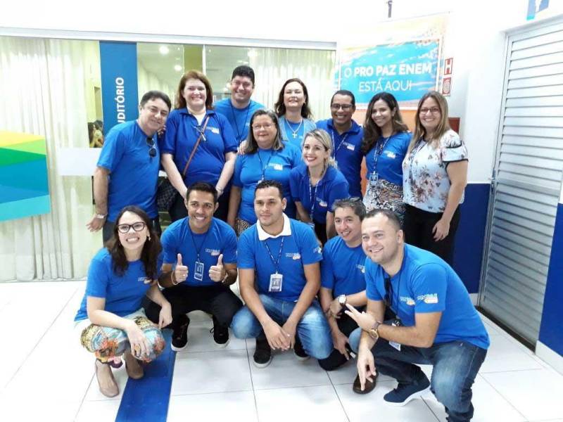 Neste domingo (25), o Pro Paz Enem iniciou o calendário de 'aulões' preparatórios gratuitos (foto) para os estudantes que prestarão o Exame Nacional do Ensino Médio (Enem). A caravana é uma realização do Governo do Estado do Pará, por meio da Fundação Pro Paz, Secretaria Extraordinária de Municípios Sustentáveis (Semsu) e a Secretaria de Educação do Pará (Seduc). “Estamos abrindo de maneira inédita, em março, praticamente junto com o calendário de aulas da Seduc, os ‘aulões’ do Pro Paz Enem e já vemos um resultado positivo, pois temos mais de 1.500 alunos entre inscritos e que se inscreveram na hora. Fomos pegos de surpresa, pois não esperávamos tanta gente; o auditório lotou e tivemos que providenciar mais cinco salas. O mais importante é saber que ninguém voltou pra casa sem aula. A procura mostra que o PPE está consolidado na sociedade paraense”, afirmou Mônica Altman, presidente da Fundação Pro Paz.
FOTO: EMANUELE CORRÊA / ASCOM PRO PAZ
DATA: 25.03.2018
BELÉM - PARÁ <div class='credito_fotos'>Foto: EMANUELE CORRÊA / ASCOM PRO PAZ | <a href='/midias/2018/originais/12c7d3d8-b808-4f9d-b502-028fbfa40202.jpg' download><i class='fa-solid fa-download'></i> Download</a></div>
