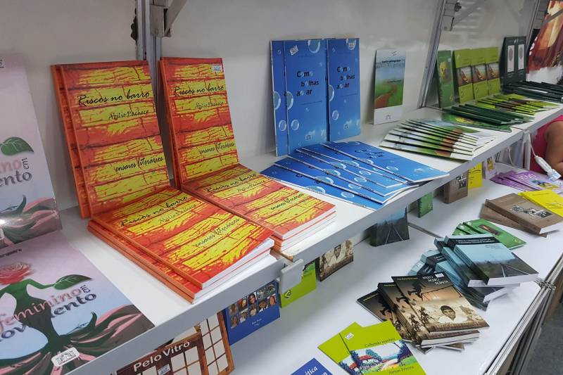 Dos 32 estandes montados no Salão do Livro de Carajás, que está sendo realizado em Marabá, quatro são exclusivos de publicações de autores do Estado.
FOTO: ASCOM CRGSP
DATA: 02.05.2018
MARABÁ - PARÁ <div class='credito_fotos'>Foto: ASCOM CRGSP | <a href='/midias/2018/originais/12c97404-508a-4321-be24-4de76b5c1462.jpg' download><i class='fa-solid fa-download'></i> Download</a></div>
