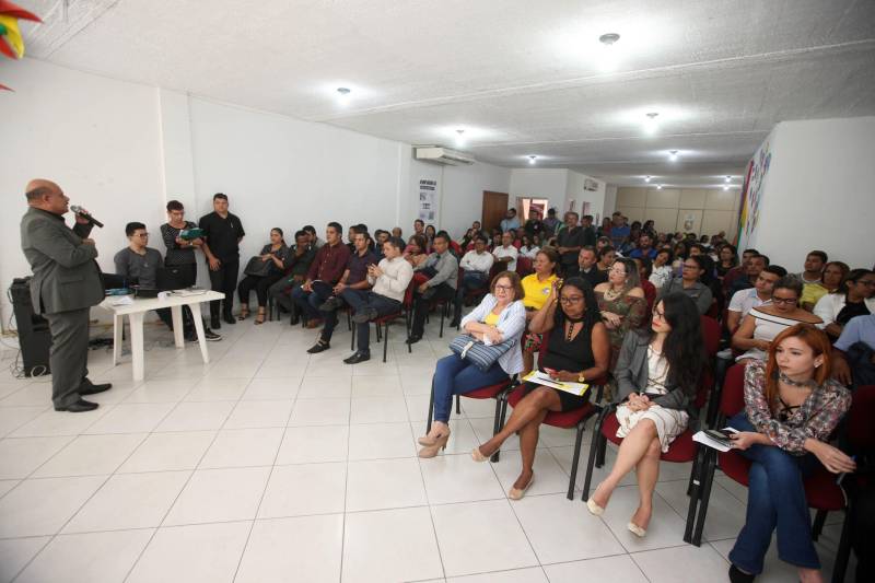 Trinta Conselhos Tutelares do Pará ganharam equipamentos para melhorar o atendimento e garantir os direitos das crianças e dos adolescentes no Estado em cerimônia realizada nesta quinta-feira (05) no auditório da Secretaria de Estado de Assistência Social, Trabalho, Emprego e Renda (Seaster). Durante a manhã foram entregues 39 kits para conselhos de 30 municípios. Cada kit é formado por veículo, geladeiras e computadores. Os veículos, entre carros e lanchas, darão infraestrutura de locomoção necessária e adequada para o desempenho das ações do órgão. Os equipamentos foram adquiridos pelo Governo do Pará por meio de emenda parlamentar do deputado Arnaldo Jordy e ajudarão a equipar e reestruturar a rede do Sistema de Garantia de Diretos da Criança e do Adolescente do Estado. Ao todo foram entregues 37 carros, duas lanchas, 39 geladeiras e 78 computadores.
FOTO: SIDNEY OLIVEIRA / AG. PARÁ
DATA: 05.07.2018
BELÉM - PARÁ <div class='credito_fotos'>Foto: Sidney Oliveira/Ag. Pará | <a href='/midias/2018/originais/12d75642-7f63-4d66-b0cd-5a70aebd156b.jpg' download><i class='fa-solid fa-download'></i> Download</a></div>