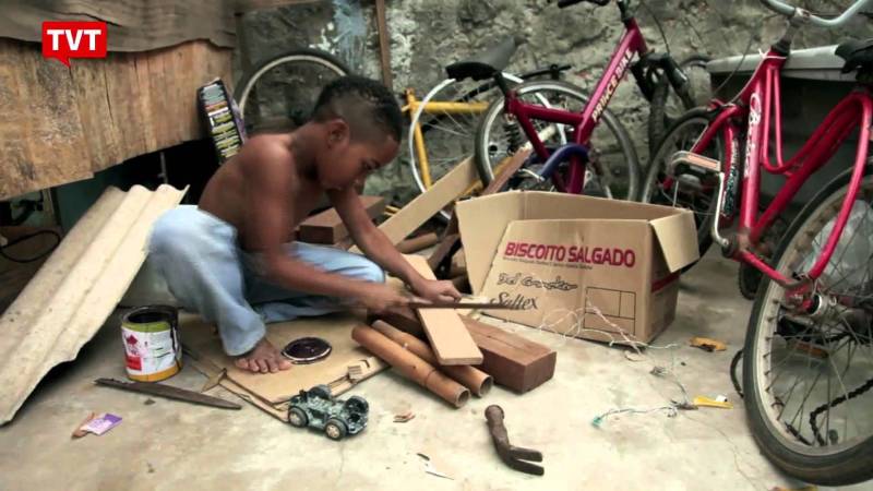 A Casa das Artes apresentará o documentário “Territórios do Brincar” (foto), dos diretores David Reeks e Renata Meirelles. O filme é resultado de quase dois anos de viagens pelo Brasil para filmar como cada criança, de cada região do país, se diverte. A sessão será no Cine Alexandrino Moreira, da Fundação Cultural do Pará (FCP), dia 26 de março, às 19h, com entrada franca. Renata e David visitaram desde grandes metrópoles até comunidades indígenas para poder retratar a diversidade do “brincar” infantil. O documentário ainda traz a discussão de que há alternativas que não sejam aparelhos eletrônicos, como celular e videogames, para se divertir.
FOTO: REPRODUÇÃO
DATA: 23.03.2018
BELÉM - PARÁ <div class='credito_fotos'>Foto: REPRODUÇÃO | <a href='/midias/2018/originais/12d76ced-af1b-492c-9130-d329ddfe5495.jpg' download><i class='fa-solid fa-download'></i> Download</a></div>