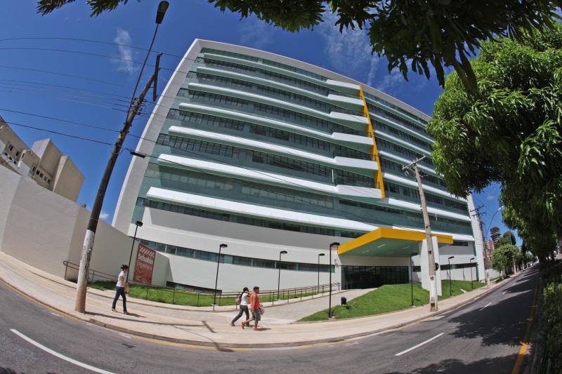 A Fundação Santa Casa do Pará (foto) acaba de ser designada pela Secretaria de Estado de Saúde Pública (Sespa), como hospital de referência para o atendimento de pacientes portadores de fissura labiopalatal. A primeira cirurgia já ocorreu no dia 20 deste mês. A primeira criança a ser atendida pela Fundação para esse tratamento veio de Marudá, no município de Marapanim, no nordeste paraense, juntamente com a mãe, Lúcia Ferreira da Luz. Ela não conteve a emoção ao ver a filha, de dois anos, sendo tratada e com a possibilidade de não sofrer os mesmos constrangimentos vividos pela irmã, também com problema de fissura labiopalatal.
FOTO: ANTÔNIO SILVA / AG. PARÁ
DATA:12.03.2013
BELÉM - PARÁ <div class='credito_fotos'>Foto: Antônio Silva/Ag. Pará | <a href='/midias/2018/originais/12df02b9-d9a5-4292-a744-a989ed3b59fb.jpg' download><i class='fa-solid fa-download'></i> Download</a></div>