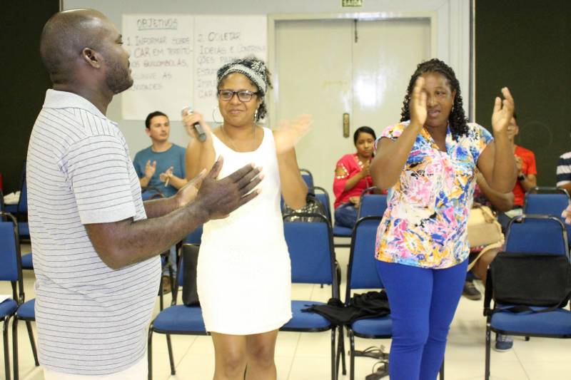 Representantes de 47 comunidades quilombolas de diversas regiões do Pará discutiram em Belém, durante dois dias, estratégias para elaboração do Cadastro Ambiental Rural (CAR) em seus territórios. A oficina foi promovida pelo governo do Estado, por meio da Secretaria de Estado de Meio Ambiente e Sustentabilidade (Semas) e do Programa Municípios Verdes (PMV), aprovado pelo Fundo Amazônia/Banco Nacional de Desenvolvimento Econômico e Social (BNDES). Embora o encontro – realizado na quarta-feira (09) e quinta (10) – tenha sido promovido pelas equipes técnicas da Semas e do PMV, os representantes quilombolas foram protagonistas. Analu Batista (c), representante da Comunidade de Remanescentes de Quilombo do Rio Gurupá, em Cachoeira do Arari, no Arquipélago do Marajó, estuda Direito na Universidade Federal do Pará (UFPA)
FOTO: ASCOM PMV
DATA: 11.05.2018
BELÉM - PARÁ <div class='credito_fotos'>Foto: ASCOM PMV | <a href='/midias/2018/originais/12e2e5de-286b-497a-af78-983388b29611.jpg' download><i class='fa-solid fa-download'></i> Download</a></div>