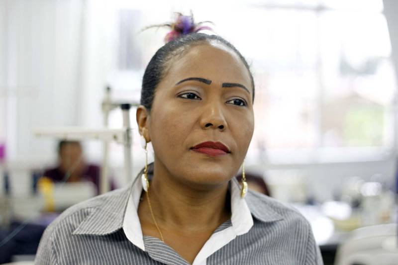 “Foi aqui que eu tive a oportunidade de crescer e mostrar que eu queria mudar de vida. Eu sofri muito preconceito até chegar onde eu estou, pois quando eu ia procurar emprego em outras empresas, sempre esbarrava na questão dos antecedentes criminais. As pessoas já me olhavam desconfiadas e por isso muitas portas se fecharam”. O relato é do egresso Regivan Oliveira Santos, de 38 anos, que trabalha há quase 10 anos na Fábrica Esperança, um projeto do Governo do Estado que promove a reinserção social através da capacitação profissional e geração de emprego e renda aos egressos da Superintendência do Sistema Penitenciário do Estado (Susipe). O egresso diz que foi graças a Fábrica Esperança que pode se capacitar e hoje ter uma profissão digna para sustento da família. Na foto, a egressa Lucinele Correa da Cunha, de 39 anos.
FOTO: AKIRA ONUMA / ASCOM SUSIPE
DATA: 19.03.2018
BELÉM - PARÁ <div class='credito_fotos'>Foto: Akira Onuma / Ascom Susipe | <a href='/midias/2018/originais/12e79fa6-93d4-49c6-a7fd-82c8e61904f5.jpg' download><i class='fa-solid fa-download'></i> Download</a></div>