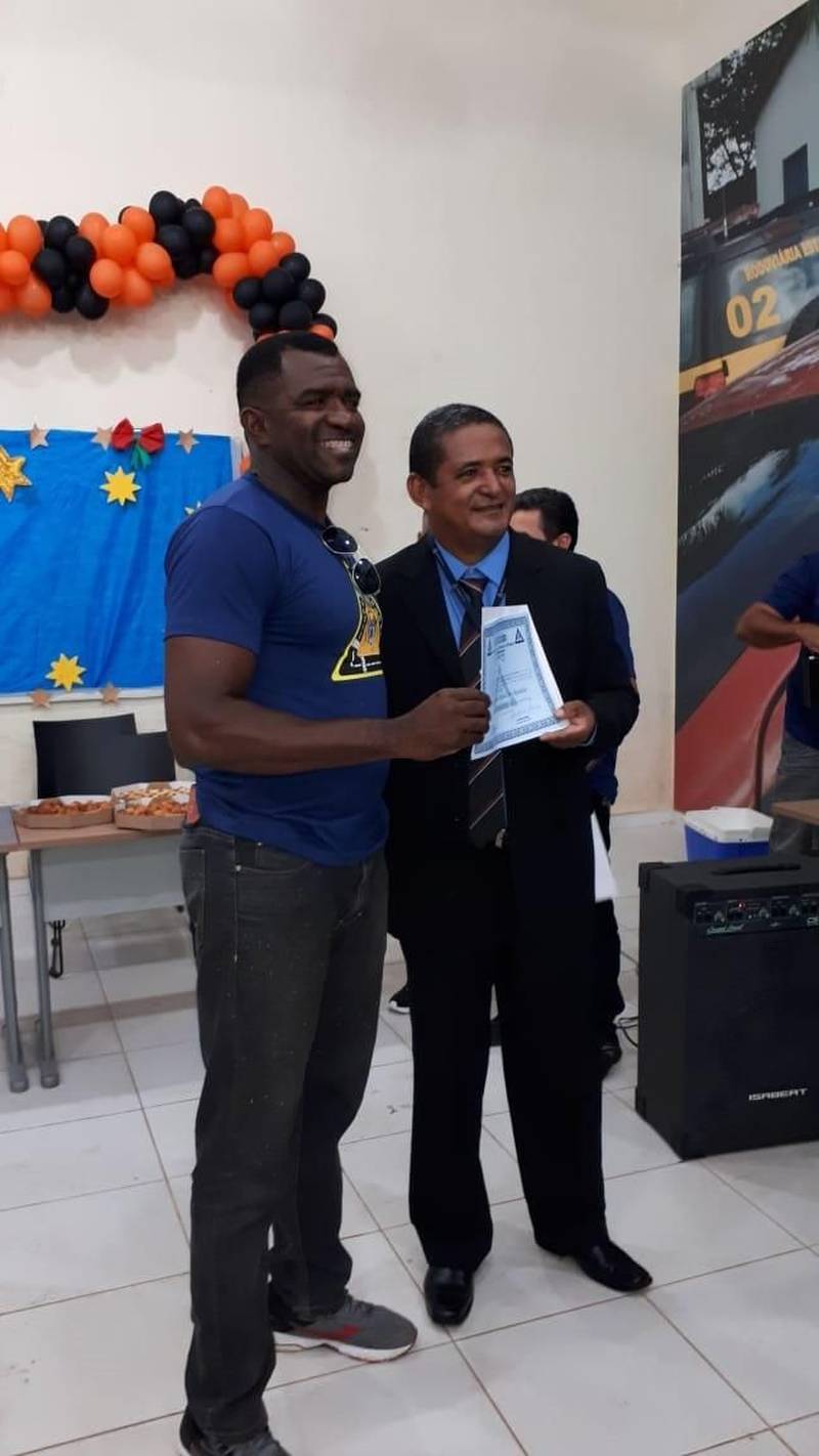 Escolas, bares, pontos de motaxistas e praças são alguns dos locais do município de Marituba (Região Metropolitana), a 11 quilômetros de Belém, já estão recebendo desde a manhã de terça-feira (18), até o próximo dia 21 (sexta-feira), a visita de uma equipe de agentes de Educação do Departamento de Trânsito do Estado do Pará (Detran). A finalidade é intensificar as ações de prevenção a acidentes de trânsito durante as festas de final de ano. A participação da Coordenadoria de Educação do Detran foi uma solicitação do Departamento Municipal de Trânsito de Marituba (Diretran), que desde novembro deste ano intensificou a parceria com a autarquia estadual objetivando reforçar as ações educativas (foto) realizadas rotineiramente pela gestão municipal.

FOTO: ASCOM / DETRAN
DATA: 19.12.2018
MARITUBA - PARÁ <div class='credito_fotos'>Foto: ASCOM DETRAN   |   <a href='/midias/2018/originais/12e9d45e-f2df-4f39-9d76-b62c2fdda88c.jpg' download><i class='fa-solid fa-download'></i> Download</a></div>