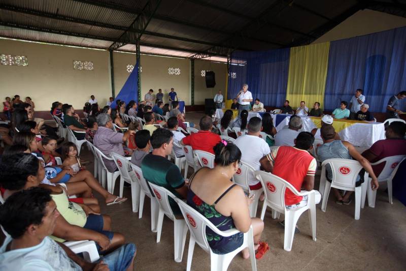 O Governo do Estado entregou (foto) na tarde desta sexta-feira (29), a ordem de serviço para a pavimentação de três quilômetros de vias no munícipio de Bonito, no Nordeste do Estado. O documento foi entregue pelo chefe do Núcleo de Governo, José Megale. O investimento na ordem de R$ 1,3 milhão faz parte dos esforços do Governo do Estado em levar mais qualidade de vida à população. A assinatura contou com a participação do presidente da Assembleia Legislativa do Estado (Alepa), deputado Márcio Miranda, e do deputado Milton Campos, que também entregou as chaves de uma retroescavadeira adquirida através de emenda parlamentar.
FOTO: SIDNEY OLIVEIRA / AG. PARÁ
DATA: 29.06.2018
BONITO - PARÁ <div class='credito_fotos'>Foto: Sidney Oliveira/Ag. Pará | <a href='/midias/2018/originais/12f4ac1e-1979-422b-ad19-ea031ca8b57a.jpg' download><i class='fa-solid fa-download'></i> Download</a></div>