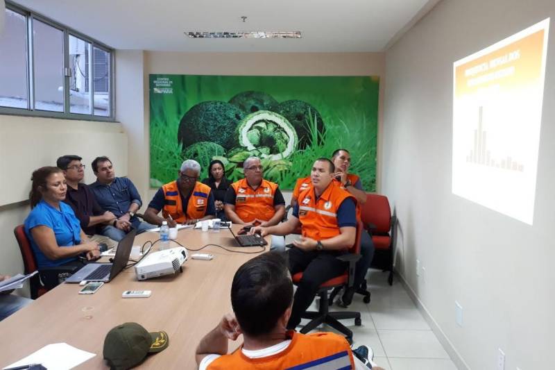 “É no Sistema de Comando de Operações que serão convergidas todas as informações em um só centro; além disso serão apresentadas as necessidades de ações nas comunidades para que, em conjunto, os órgãos estaduais e municipais possam atuar”, explicou o Coronel Francisco Cantuária, coordenador adjunto da Defesa Civil do Estado, na primeira reunião de implantação do sistema, realizada nesta quinta-feira, 15, na Sala de Situação do Corpo de Bombeiros, no Centro Regional de Governo do Sudeste do Pará, em Marabá.
FOTO: ASCOM CRG
DATA: 15.02.2018
MARABÁ - PARÁ <div class='credito_fotos'>Foto: ASCOM CRG | <a href='/midias/2018/originais/12f68a9b-d549-4432-871f-b08d777e44bf.jpg' download><i class='fa-solid fa-download'></i> Download</a></div>