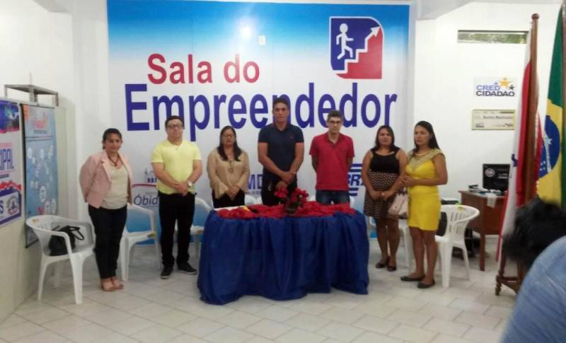 A agenda do CredCidadão, no Baixo Amazonas, encerrou nessa sexta feira (04) no município de Óbidos, liberando R$ 90.200,00 a 28 empreendedores de diferentes atividades econômicas - armarinho; restaurante; confecção; assistência técnica de celular; mercearia; oficina de refrigeração; peças íntimas; mercadinho, entre outras. Em três dias, o CredCidadão liberou recurso na ordem de R$ 438.600,00, beneficiando diretamente 117 micro e pequenos empreendedores na região. A solenidade contou com a presença do prefeito de Óbidos, Chico Alfaia, do vice-prefeito, Isomar Castro de Barros, do presidente da Câmara de Vereadores, José Carlos Silva, da secretária de Desenvolvimento Social, Izalina da Silva, da coordenadora do polo Oeste do CredCidadão, Marília Miléo, e do diretor-operacional do programa, Rodolfo Guedes, que na ocasião representou o diretor-geral, Jorge Rezende.
FOTO: MARÍLIA MILÉO / ASCOM CREDCIDADÃO
DATA: 05.05.2018
SANTARÉM - PARÁ <div class='credito_fotos'>Foto: MARÍLIA MILÉO / ASCOM CREDCIDADÃO | <a href='/midias/2018/originais/12f7677a-db1d-42b6-8d56-5d7dcca0a788.jpg' download><i class='fa-solid fa-download'></i> Download</a></div>