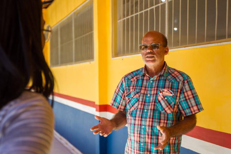 Aos poucos, a paisagem de Serra Pelada – que já foi o maior garimpo a céu aberto do planeta e hoje é distrito de Curionópolis, município do sudeste paraense - começa a se modificar. A poeira intensa, típica de estradas de chão, vai paulatinamente dando lugar à camada de asfalto, que pela primeira vez chega a Curiónópolis, conhecido mundialmente pela corrida do ouro e pelo formigueiro humano nos anos 1980, eternizado pelo olhar do fotógrafo Sebastião Salgado. O ouro não é mais explorado na região, mas Serra Pelada ainda é uma cidade de garimpeiros. São eles que residem e povoam as ruas, que parecem ter parado no tempo. Foram esses trabalhadores que fizeram a localidade crescer, que formaram famílias e criaram filhos nascidos no local, fincando raízes, criando identidade, sonhando com a volta da exploração do ouro, cada vez mais distante. Mas até esse cenário vem se transformando. Na foto, o diretor de Obras e Engenharia da Prefeitura de Curionópolis, Evandro Fiúza.

FOTO: ASCOM / PREFEITURA DE CURIONÓPOLIS
DATA: 08.06.2018
CURIONÓPOLIS - PARÁ <div class='credito_fotos'>Foto: ASCOM / PREFEITURA DE CURIONÓPOLIS   |   <a href='/midias/2018/originais/12fb9570-6c1e-467a-827d-ec27d1e6f876.jpg' download><i class='fa-solid fa-download'></i> Download</a></div>