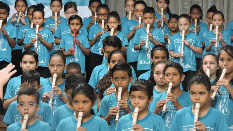 O complexo turístico da Estação das Docas inicia sua programação de Natal (foto) nesta quarta-feira, 12, e segue até o dia 25. Todas as programações são gratuitas. Nesta quarta, 12, quem encantará o público é o Canto Infantil do Colégio Adventista, a partir das 17h30, na orla do Armazém 3. No sábado (15) é a vez da Cantata de Natal com o Coral Infantojuvenil Vale Música, no Anfiteatro São Pedro Nolasco, a partir das 18h30.

FOTO: ASCOM / OS PARÁ 2000
BELÉM - PARÁ <div class='credito_fotos'>Foto: Ascom Pará 2000   |   <a href='/midias/2018/originais/1301a82c-bb68-4f1b-918e-2309498d39d3.jpg' download><i class='fa-solid fa-download'></i> Download</a></div>