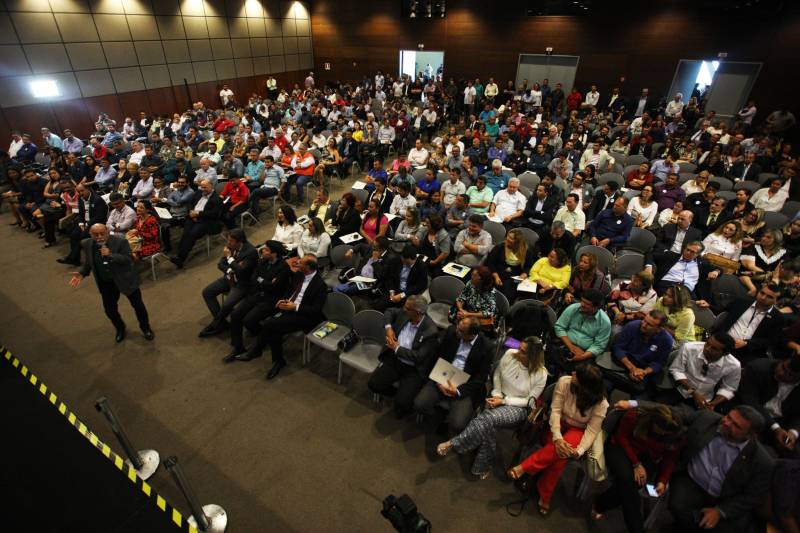 O primeiro dia do Fórum Permanente de Prefeitas e Prefeitos dos Municípios Sustentáveis contou com a participação de 85 prefeitos , 17 vices e 21 secretários municipais dos 141 municípios manifestaram interesse em adotar as diretrizes do programa. Para o governador Simão Jatene (foto), esta grande participação simboliza a união de agentes públicos que colocaram os interesses coletivos acima dos interesses individuais para construir um estado melhor para todos. Com o tema “Gestão Compartilhada”, o evento traz as experiências e os desdobramentos das agendas governamentais que foram planejadas em parceria com as gestões municipais. Através da Secretaria Extraordinária de Municípios Sustentáveis (Semsu) Governo do Pará, por meio da Semsu, investe na capacitação dos municípios para a promoção de uma gestão fiscal eficiente. Para Izabela Jatene, este primeiro dia serviu para sinalizar o quanto os gestores estão preocupados com o equilíbrio da questão fiscal dos municípios e em desenvolver uma governança compartilhada para desenvolver seus municípios.
FOTO: ANTÔNIO SILVA / AG. PARÁ
DATA: 07.02.2018
BELÉM - PARÁ <div class='credito_fotos'>Foto: Antônio Silva/Ag. Pará | <a href='/midias/2018/originais/130ab995-e32f-420c-a66b-d2cfeac2a05a.jpg' download><i class='fa-solid fa-download'></i> Download</a></div>