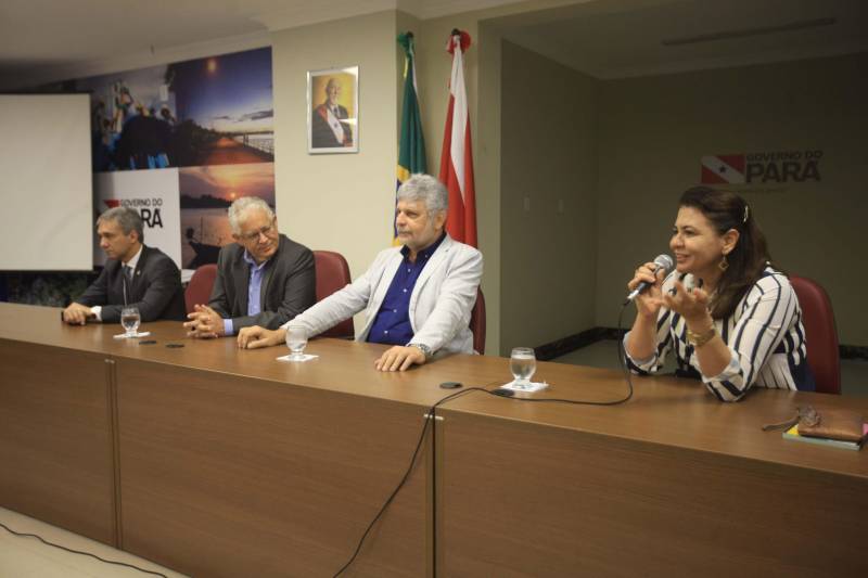 Dezenas de funcionários participaram da posse do novo Chefe da Casa Civil da Governadoria na manhã desta quarta-feira (16), no auditório da sede da Casa, em Belém. Adenauer Marinho de Oliveira Góes deixa a vaga de Secretário de Estado de Turismo e assume o cargo que era ocupado por José Megale Filho. A Decisão foi publicada no Diário Oficial do Estado (DOE) da última terça (15). José Megale, agora no cargo de diretor de Núcleo da Casa Civil, agradeceu pelos três anos que esteve à frente do órgão e destacou o significativo currículo do novo chefe. “Gostaria de agradecer a oportunidade, a parceria, e acima de tudo por estarmos aqui. É sempre bom aceitar novos desafios, e o momento que vivi aqui foi extraordinário, pois não conheço outra equipe com o nível de comprometimento tão grande quanto esta equipe da Casa Civil. O que trouxe o Adenauer aqui foi a sua experiência, além do seu comprometimento. Tenho certeza que o governador foi muito feliz em decidir pela sua nomeação”, disse o ex-chefe da Casa Civil. Na foto, a subchefe Carmem Lúcia Dantas (d).
FOTO: RODOLFO OLIVEIRA / AG. PARÁ
DATA: 16.05.2018
BELÉM - PARÁ <div class='credito_fotos'>Foto: Rodolfo Oliveira/Ag. Pará | <a href='/midias/2018/originais/130d1d09-5015-41f1-8ec1-72aa87afa921.jpg' download><i class='fa-solid fa-download'></i> Download</a></div>