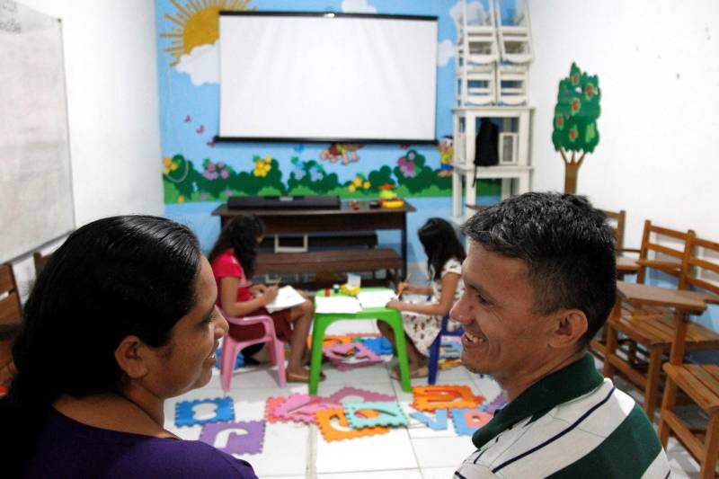 Proporcionar o estreitamento dos laços familiares entre os detentos e os filhos. Esse é o principal objetivo de uma brinquedoteca dentro de uma unidade prisional. No Centro de Recuperação do Coqueiro (CRC), a brinquedoteca foi especialmente decorada e preparada para receber os filhos de detentos pela equipe de profissionais do setor social da unidade. Há cadeiras, brinquedos e livros tornando o ambiente carcerário menos traumático para as crianças. Nesta sexta-feira (16), as irmãs gêmeas Suanne e Suellen, de 10 anos, foram visitar o pai, o detento José Ribeiro Araújo, preso há três anos (foto).
FOTO: AKIRA ONUMA / ASCOM SUSIPE
DATA: 16.02.2018
BELÉM - PARÁ <div class='credito_fotos'>Foto: Akira Onuma / Ascom Susipe | <a href='/midias/2018/originais/13119e54-49ec-4c46-831c-24a1518b3ee0.jpg' download><i class='fa-solid fa-download'></i> Download</a></div>
