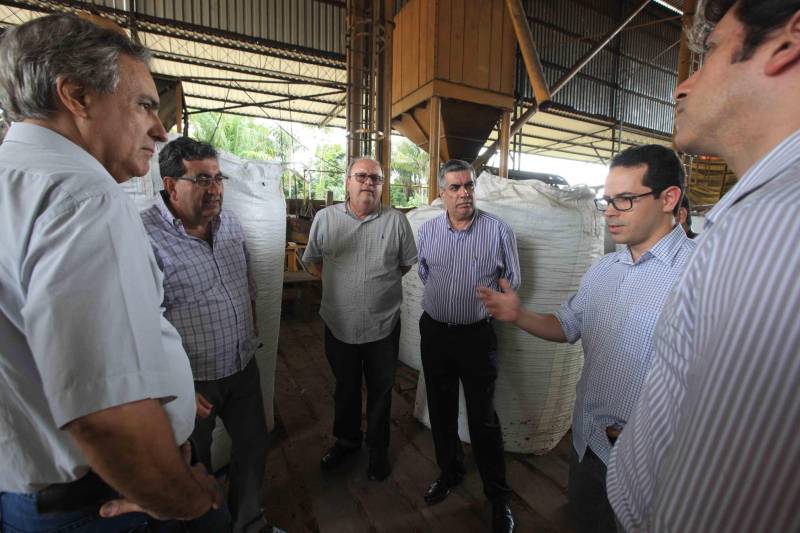 Mais de 300 produtores compareceram à arena Bira's, em Igarapé-Miri, no nordeste paraense, na manhã de quinta-feira (15), em busca de informações sobre crédito, qualificação profissional, regularização fundiária e cadeia produtiva. O público foi atendido pela "Caravana Pará 2030 - Igarapé-Miri", promovida pelo governo do Estado, que levou ao município os serviços de várias secretarias, bancos e instituições ligadas à produção e à intermediação de negócios.
FOTO: RODOLFO OLIVEIRA / AG. PARÁ
DATA: 16.03.2018
IGARAPÉ-MIRI - PARÁ <div class='credito_fotos'>Foto: Rodolfo Oliveira/Ag. Pará | <a href='/midias/2018/originais/13189365-2d37-4b08-a893-5e89215fdc70.jpg' download><i class='fa-solid fa-download'></i> Download</a></div>