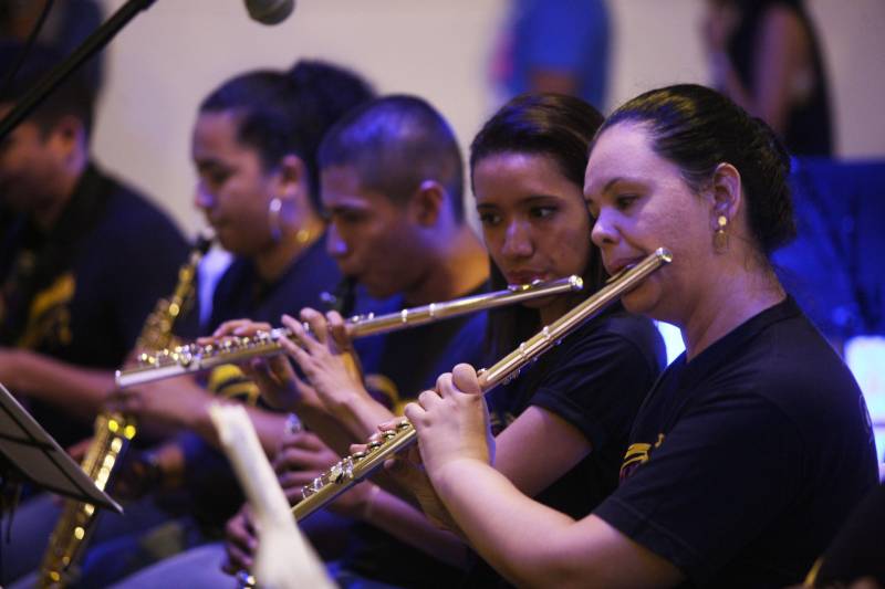 A orquestra do projeto Choro do Pará esteve presente e emocionou com repertório de compositores diferentes, mas a essência é basicamente a mesma, pois o choro contempla vários ritmos: xote, maxixe, polca e baião, entre outros.
FOTO: CARLOS SODRÉ / ARQUIVO AG. PARÁ
DATA: 16.10.2015
BELÉM - PARÁ <div class='credito_fotos'>Foto: CARLOS SODRÉ / AG. PARÁ | <a href='/midias/2018/originais/131d78fc-e28a-41d9-a04f-105fd4589e92.jpg' download><i class='fa-solid fa-download'></i> Download</a></div>
