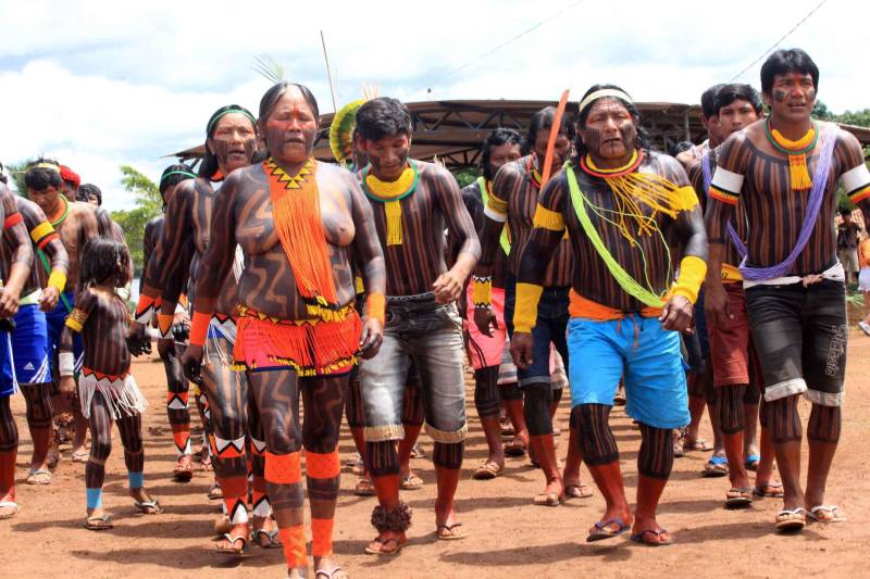 Está quase tudo pronto para a 6ª Semana dos Povos Indígenas, que começa neste domingo (15), em São Félix do Xingu, no sudeste do Pará. Antes de sair das aldeias em direção a São Félix – o terceiro maior município paraense em extensão territorial, atrás apenas de Altamira e Oriximiná –, as tribos fazem festa, numa espécie de preparação para os dias vindouros longe de casa. Na aldeia Krôkamôr, às margens do Rio Xingu e longe cerca de oito horas de barco da sede municipal, homens, mulheres e crianças Kayapó se unem na dança Kwyrykangô.
FOTO: RODOLFO OLIVEIRA / AG. PARÁ
DATA: 15.04.2018
SÃO FÉLIX DO XINGU - PARÁ <div class='credito_fotos'>Foto: Rodolfo Oliveira/Ag. Pará | <a href='/midias/2018/originais/131fcc44-886a-4452-ad5f-12a628144a18.jpg' download><i class='fa-solid fa-download'></i> Download</a></div>