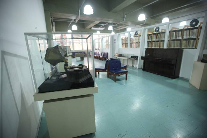 Ao entrar na Biblioteca Arthur Viana, localizada no Centro Cultural e Turístico Tancredo Neves (Centur), é possível visualizar e sentir as diferenças logo ao chegar. O espaço, que desde 2015 passava por reformas, está completamente pronto para sua reinauguração, que deve acontecer já na próxima semana. Iluminação adequada, climatização renovada, mudança de estantes e outros móveis que contribuíram para a ampliação do espaço, além de um verdadeiro upgrade em diversos espaços de convivência, serviços e estudos, trouxeram novos ares a centenária biblioteca.
FOTO: THIAGO GOMES / AG. PARÁ
DATA: 27.04.2018
BELÉM - PARÁ <div class='credito_fotos'>Foto: Thiago Gomes /Ag. Pará | <a href='/midias/2018/originais/132185dc-762d-46ec-a686-acbc7a9b27f0.jpg' download><i class='fa-solid fa-download'></i> Download</a></div>