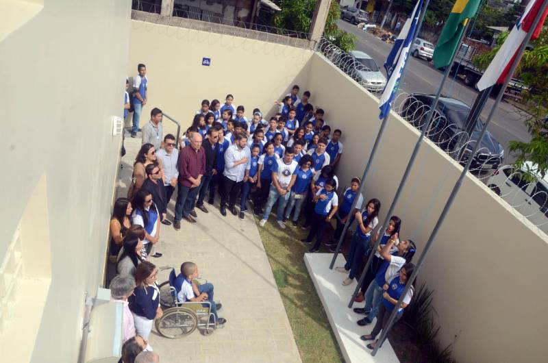 O Distrito de Icoaraci, em Belém, ganhou mais uma escola. Nesta sexta-feira (15), a Secretaria de Estado de Educação (Seduc) inaugurou a obra da Escola Estadual de Ensino Fundamental e Médio Professor Jorge Lopes Raposo. Construída integralmente, a unidade faz parte de um pacote de mais de 100 projetos de novas escolas, reformas e ampliações que a Seduc está executando em 53 municípios. A obra concluída foi recebida como fator motivacional de novo posicionamento da escola no Índice de Desenvolvimento da Educação Básica (Ideb). A inauguração reuniu a comunidade escolar e se transformou numa festa que congregou alunos, professores, dirigentes e os gestores da Seduc, liderados pela secretária Ana Claudia Serruya Hage.
FOTO: ELISEU DIAS / ASCOM SEDUC
DATA: 15.06.2018
BELÉM - PARÁ <div class='credito_fotos'>Foto: Eliseu Dias / Ascom Seduc | <a href='/midias/2018/originais/1324e92b-c373-4e90-ad24-8a3e3e00faf9.jpg' download><i class='fa-solid fa-download'></i> Download</a></div>