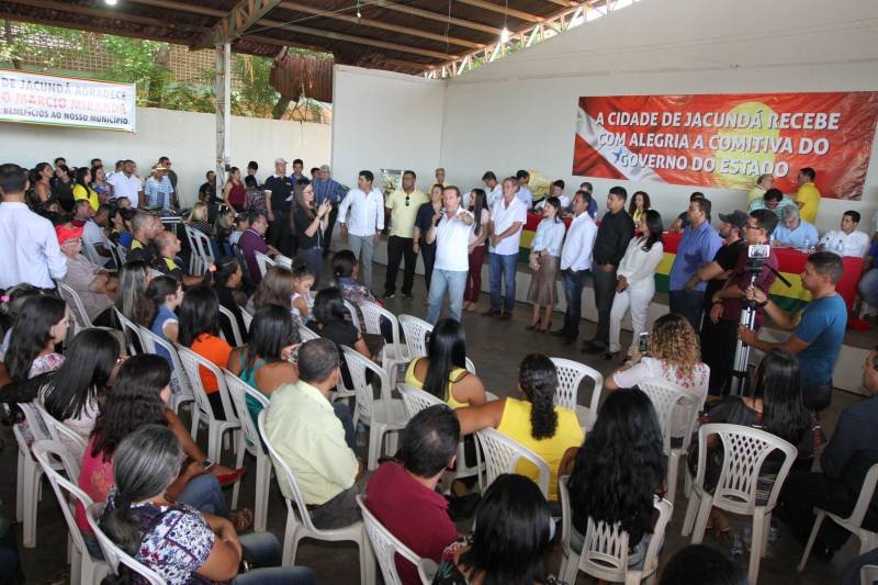 O município de Jacundá, no sudeste paraense, recebeu nesta sexta-feira (6) importantes investimentos em segurança e infraestrutura. O Governo do Estado repassou para o policiamento do município 5 viaturas e 2 veículos para o reforço das ações Departamento de Trânsito do Estado (Detran). Foi entregue ainda a ordem de serviço para a pavimentação asfáltica de cinco quilômetros de vias, na ordem de R$ 3 milhões. A cerimônia foi no salão paroquial da Igreja de Nossa Senhora do Perpetuo Socorro, conduzida pela secretária de Municípios Sustentáveis, Izabela Jatene, que representou o governador Simão Jatene, e contou com a participação de representantes de parlamentares, lideranças comunitárias, entre outras autoridades municipais. Na foto, o presidente da Alepa, deputado Márcio Miranda.
FOTO: CRISTINO MARTINS / AG. PARÁ
DATA: 06.07.2018
JACUNDÁ - PARÁ <div class='credito_fotos'>Foto: Cristino Martins/Ag. Pará | <a href='/midias/2018/originais/1326995f-7b8d-4f28-a410-185675234cfd.jpg' download><i class='fa-solid fa-download'></i> Download</a></div>