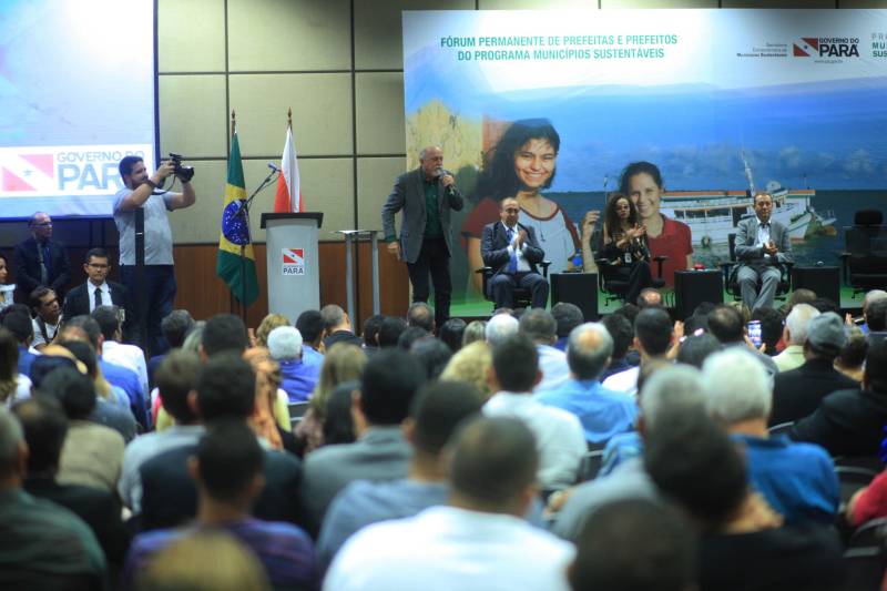 O primeiro dia do Fórum Permanente de Prefeitas e Prefeitos dos Municípios Sustentáveis contou com a participação de 85 prefeitos , 17 vices e 21 secretários municipais dos 141 municípios manifestaram interesse em adotar as diretrizes do programa. Para o governador Simão Jatene, esta grande participação simboliza a união de agentes públicos que colocaram os interesses coletivos acima dos interesses individuais para construir um estado melhor para todos. Com o tema “Gestão Compartilhada”, o evento traz as experiências e os desdobramentos das agendas governamentais que foram planejadas em parceria com as gestões municipais. Através da Secretaria Extraordinária de Municípios Sustentáveis (Semsu) Governo do Pará, por meio da Semsu, investe na capacitação dos municípios para a promoção de uma gestão fiscal eficiente. Para Izabela Jatene, este primeiro dia serviu para sinalizar o quanto os gestores estão preocupados com o equilíbrio da questão fiscal dos municípios e em desenvolver uma governança compartilhada para desenvolver seus municípios.
FOTO: THIAGO GOMES / AG. PARÁ
DATA: 07.02.2018
BELÉM - PARÁ <div class='credito_fotos'>Foto: Thiago Gomes /Ag. Pará | <a href='/midias/2018/originais/132798d6-1c52-4b04-af28-9fc53fc86ba3.jpg' download><i class='fa-solid fa-download'></i> Download</a></div>