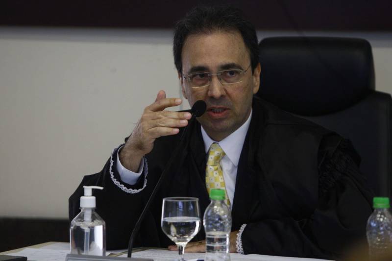 Reunido em sessão extraordinária nesta quarta-feira (24) o Tribunal de Contas do Estado (TCE) aprovou, por unanimidade, parecer prévio sobre o Balanço Geral do Estado (BGE) 2017, do Governo do Pará. O Balanço demonstra os resultados alcançados no exercício de 2017 e retrata a execução orçamentária, financeira e patrimonial do Estado, englobando 87 órgãos e entidades da Administração Direta, Autarquias, Fundações, Fundos e Empresas Estatais que compõem os Orçamentos Fiscal, Seguridade Social e de Investimentos. Na foto, o relator do BGE 2017, conselheiro André Dias.
FOTO: SIDNEY OLIVEIRA / AG. PARÁ
DATA: 24.05.2018
BELÉM - PARÁ <div class='credito_fotos'>Foto: Sidney Oliveira/Ag. Pará | <a href='/midias/2018/originais/1329d947-c853-4fef-850c-e9be65424c82.jpg' download><i class='fa-solid fa-download'></i> Download</a></div>