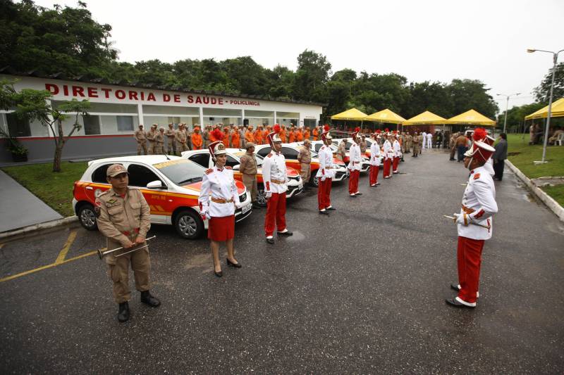 Na mesma cerimônia que entregou as viaturas para serviços de vistoria, o governador Simão Jatene fez uma visita técnica às instalações da nova Policlínica ao Corpo de Bombeiros Militar do Estado. Um prédio no Quartel do Comando Geral da corporação foi reformado e adaptado para receber a Policlínica, que oferta assistência médico-odontológico, psicológico e de primeiros socorros aos bombeiros militares e seus dependentes.
FOTO: IGOR BRANDÃO / AG. PARÁ
DATA: 15.03.2018
BELÉM - PARÁ <div class='credito_fotos'>Foto: IGOR BRANDÃO / AG. PARÁ | <a href='/midias/2018/originais/132c2d17-41ba-4552-9fbb-86a51746c9d6.jpg' download><i class='fa-solid fa-download'></i> Download</a></div>