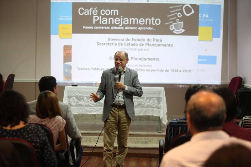 Um extenso relatório sobre as contas públicas do Pará, e das demais unidades da Federação, abrangendo o período de 1998 a 2016, foi lançado na manhã desta quinta-feira (1ª) durante o Café com Planejamento, ação mensal de formação continuada, realizada pela Secretaria de Estado de Planejamento (Seplan) para servidores públicos, mas também aberta a demais interessados. O estudo, que contém dados e informações sobre as contas públicas, visa atender à constante demanda dirigida à Diretoria de Estatística da Fundação Amazônia de Amparo a Estudos e Pesquisas (Fapespa), por diferentes grupos sociais. Na foto, o titular da Seplan, José Alberto Colares.
FOTO: RODOLFO OLIVEIRA / AG. PARÁ
DATA: 01.03.2018
BELÉM - PARÁ <div class='credito_fotos'>Foto: Rodolfo Oliveira/Ag. Pará | <a href='/midias/2018/originais/132cd20c-e1f5-4ead-92d5-afb127bdcaf6.jpg' download><i class='fa-solid fa-download'></i> Download</a></div>