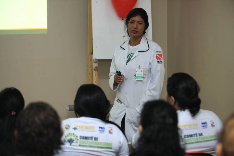 Começou nesta segunda-feira (18), a quinta turma do curso de Cuidador de Idosos, ofertado pelo Hospital Público Estadual Galileu (HPEG), em Belém. O curso é totalmente gratuito e voltado para pessoas de baixa renda, que buscam especialização no cuidado com a pessoa idosa. Na foto, a fonoaudióloga Camila Franco, professora da disciplina no curso.
FOTO: MÁCIO FERREIRA / AG. PARÁ
DATA: 19.06.2018
BELÉM - PARÁ <div class='credito_fotos'>Foto: MÁCIO FERREIRA/ AG. PARÁ | <a href='/midias/2018/originais/133038b6-66ee-4bc7-b6a9-381f0e116dd1.jpg' download><i class='fa-solid fa-download'></i> Download</a></div>