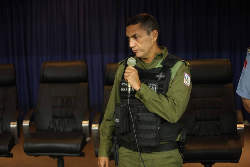 Durante incursões no Complexo Penitenciário de Santa Izabel e em área de mata das adjacências, foram apreendidas 11 armas, dois coletes, carregadores, farta munição, estoques, facas e ferramentas. A ação foi executada na terça (10) e na manhã de quarta-feira (11) por militares do Batalhão de Polícia Penitenciária (BPOP), Ronda Ostensiva Tática Metropolitana (Rotam), Companhia de Operações Especiais (COE) e Grupo Tático Operacional (GTO)/Comando de Policiamento Regional III – Castanhal. De acordo com a Polícia Militar, as armas são quatro fuzis, uma carabina, uma submetralhadora, duas espingardas, duas pistolas e uma arma caseira. Dentre os fuzis, estão três de calibre 7,62mm. Todo o material apreendido será encaminhado à Polícia Civil. Na foto, o major Pm, Vicente.
FOTO: THIAGO GOMES / AG. PARÁ
DATA: 11.04.2018
BELÉM - PARÁ <div class='credito_fotos'>Foto: Thiago Gomes /Ag. Pará | <a href='/midias/2018/originais/1335663e-a794-4caa-86c9-c5ba5da1d77d.jpg' download><i class='fa-solid fa-download'></i> Download</a></div>