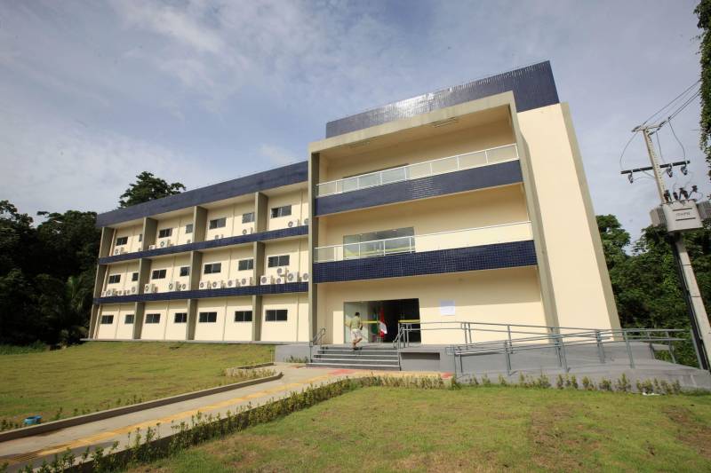 Renovar, reinventar, repensar e preservar a Amazônia e sua extensa biodiversidade serão as principais funções do Centro de Estudos Avançados da Biodiversidade (Ceabio), o primeiro da região Norte e um dos pioneiros do país. Inaugurado nesta quarta-feira (21), o laboratório faz parte do Parque de Ciência e Tecnologia Guamá (PCT Guamá), sediado em Belém.
FOTO: MÁCIO FERREIRA / AG. PARÁ
DATA: 21.02.2018
BELÉM - PARÁ <div class='credito_fotos'>Foto: MÁCIO FERREIRA/ AG. PARÁ | <a href='/midias/2018/originais/133c72e3-ad3b-47d6-b83b-79b413713e42.jpg' download><i class='fa-solid fa-download'></i> Download</a></div>