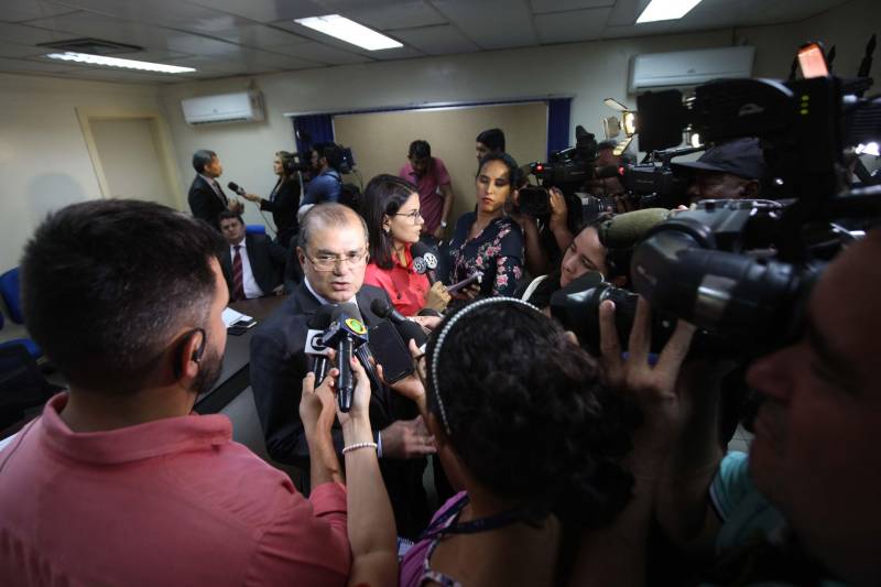 Um total de seis equipes da Divisão de Homicídios do Pará, vinculada à Polícia Civil, estão em atuação nas investigações sobre as mortes e tentativas de homicídios ocorridas no Tapanã, na noite de 29/10. No total, 11 inquéritos foram instaurados nas investigações. Os primeiros levantamentos sobre os crimes foram realizados ainda nea segunda-feira (30), nas áreas dos crimes. Nos próximos dias, novos depoimentos serão coletados e a Polícia Civil deve dar novas informações sobre o andamento das investigações, segundo afirmaram os dirigentes da segurança durante entrevista coletiva com os representantes do Sistema de Segurança Pública do Estado do Pará, na manhã desta terça-feira, 30, na sede da Delegacia Geral. Participaram da coletiva de imprensa o titular da Secretaria de Estado de Segurança Pública (Segup), Luiz Fernandes (falando), o Delegado-Geral do Estado, Claudio Galeno e o Comandante Geral da Polícia Militar, Hilton Benigno, entre outros.
FOTO: RODOLFO OLIVEIRA / AG. PARÁ
DATA: 30.10.2018
BELÉM - PARÁ <div class='credito_fotos'>Foto: Rodolfo Oliveira/Ag. Pará | <a href='/midias/2018/originais/1341b15f-4b48-4825-90fc-542f1764a0e3.jpg' download><i class='fa-solid fa-download'></i> Download</a></div>