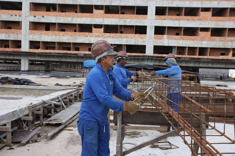 O Hospital Regional de Castanhal, referência para 21 municípios da região nordeste do estado, está com as obras em estágio avançado (foto). A informação foi dada por integrantes do governo do estado que visitaram as obras do hospital nesta quarta-feira, 20. "Será um grande e moderno hospital preparado para atendimentos de alta e média complexidades, muito bem equipado", disse o secretário de Saúde do Estado, Vitor Mateus, que acompanhou o governador durante a visita, ao lado do secretário estadual de Obras, Rui Klautau de Mendonça e do prefeito de Castanhal, Pedro Coelho, que aprovou o projeto. "Um dos nossos maiores problemas na área de saúde vai finalmente ter solução", disse o prefeito. "Muitas vezes, em casos graves, temos de deslocar os pacientes para Belém ou Paragominas, sob risco deles não suportarem a viagem. Com esse hospital, que vai ter inclusive tratamento oncológico, isso não será mais necessário" completou Pedro Coelho. 

FOTO: ANTÔNIO SILVA / AG. PARÁ
DATA: 20.06.2018
BELÉM - PARÁ <div class='credito_fotos'>Foto: Antônio Silva/Ag. Pará   |   <a href='/midias/2018/originais/13502a44-4e94-40c1-b047-5a4049f3da36.jpg' download><i class='fa-solid fa-download'></i> Download</a></div>