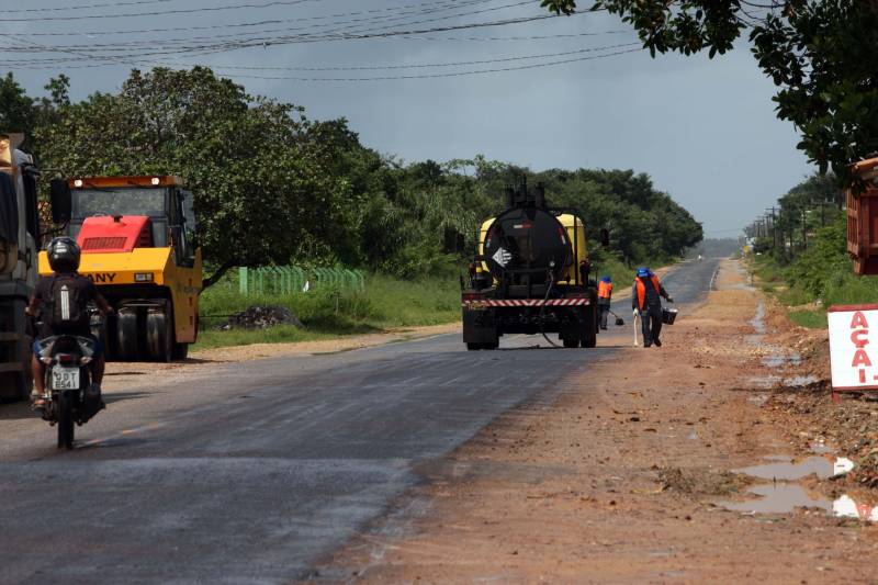 O pescador Antônio Soares dos Santos, 57 anos, mora a margem da PA 458 que liga o município de Bragança a vila de pescadores de Ajuruteua, no nordeste do estado, e é neste local que ele também comercializa os peixes que pesca e para vendê-los depende da movimentação de pessoas que trafegam por esta importante via da região. Para beneficiar pessoas como o pescador que o Governo do Estado está pavimentando a PA 458 (foto). Ao todo são 35,5 quilômetros de revitalização com investimento de R$ 16.954.905,09. Entre os benefícios desta obra está o desenvolvimento do turismo na região, o escoamento de produção de pesca (caranguejo, peixes e camarão) e a segurança dos usuários da rodovia. Ajuruteua é um dos mais importantes destinos turístico na região.
FOTO: THIAGO GOMES / AG. PARÁ
DATA: 06.04.2018
BRAGANÇA - PARÁ <div class='credito_fotos'>Foto: Thiago Gomes /Ag. Pará | <a href='/midias/2018/originais/1356c4f7-0b98-4e00-a84c-7e41529373ac.jpg' download><i class='fa-solid fa-download'></i> Download</a></div>